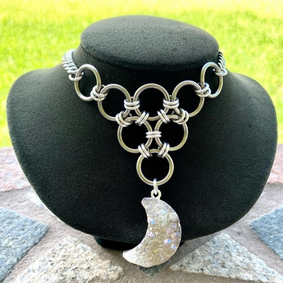 Maille stainless steel necklace with rainbow iridescent druzy quartz moon charm - Picture 5 of 12